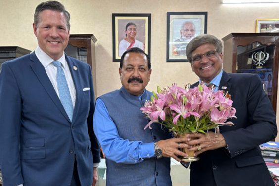 Director panch holding pink flowers with jitendra Singh
