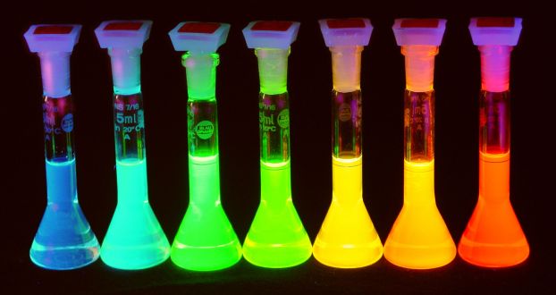 Quantum dot solutions emitting light at wavelengths across the rainbow